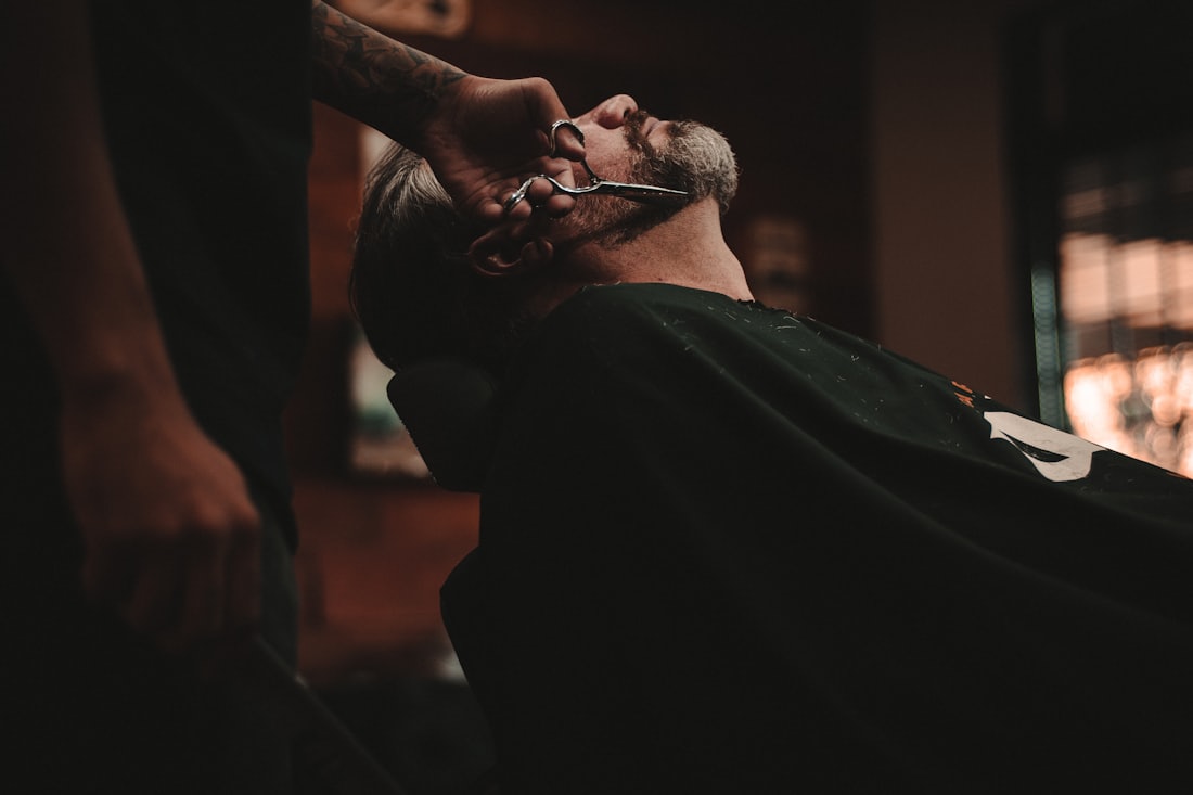 Barbeiro fazendo a barba na navalha